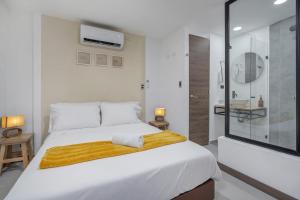 NOWA Makondo Apt - Large Jacuzzi and AC on Main Provenza St