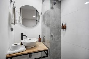 NOWA Makondo Apt - Large Jacuzzi and AC on Main Provenza St