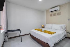 NOWA Makondo Apt - Large Jacuzzi and AC on Main Provenza St