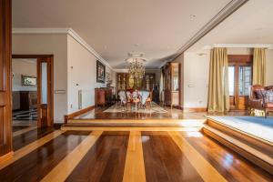 Mansión con Jacuzzi a 40 grados, gran piscina y Pádel