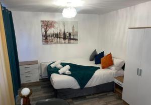 Cozy Private Room Near Shops & Transport in Enfield