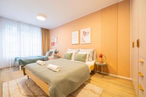Spacious 3BR - 2 Parking Spots, Full Kitchen, by Gravity Prague
