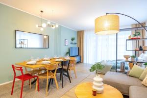 Spacious 3BR - 2 Parking Spots, Full Kitchen, by Gravity Prague