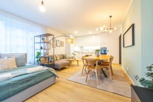 Spacious 3BR - 2 Parking Spots, Full Kitchen, by Gravity Prague