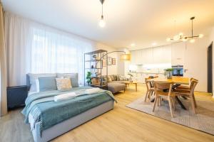 Spacious 3BR - 2 Parking Spots, Full Kitchen, by Gravity Prague
