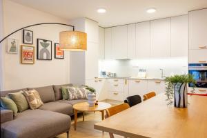 Spacious 3BR - 2 Parking Spots, Full Kitchen, by Gravity Prague