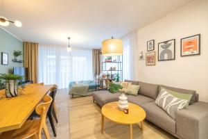 Spacious 3BR - 2 Parking Spots, Full Kitchen, by Gravity Prague