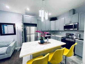 Lovely Beautiful 2BR Apt in Center City