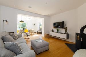 Gorgeous home for 12 - Walk to Beach - Sea View