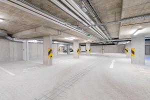 Spacious 3BR - 2 Parking Spots, Full Kitchen, by Gravity Prague