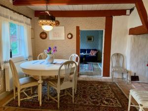 Naturnära boende med 6 sovplatser och 120 m2 på Ängaröds Gård