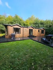 Oak Tree Lodge with Hot Tub near Alton Towers - Combridge