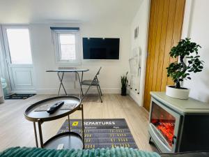 Heathrow Airport 10 mins drive l FREE SECURE PARKING l Tiny House with Courtyard