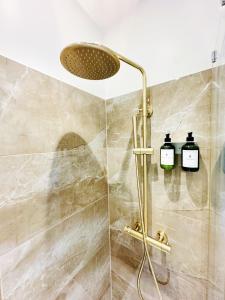 Stylish Kennington apartment near tube with King Bed and garden