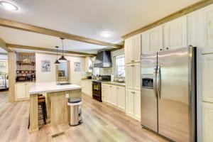 8 Mi to Helen Sautee Nacoochee Home with Hot Tub