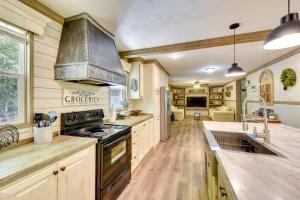 8 Mi to Helen Sautee Nacoochee Home with Hot Tub