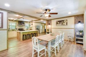 8 Mi to Helen Sautee Nacoochee Home with Hot Tub