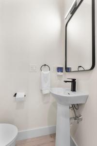 Townhouse at Capitol Hill 2 with Roof Top