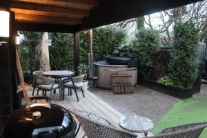 Caban Y Tan Dderwen with private Wood Fired Hot Tub