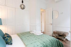 Exquisite 2bdr flat with balcony in Lisbons heart