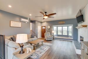 Chic Ste Genevieve Home with Nice Interior Amenities