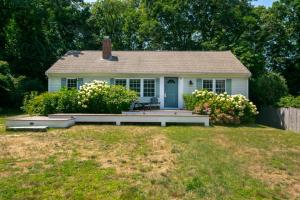 Fully Renovated Walk to Scargo Lake