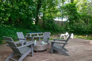 Fully Renovated Walk to Scargo Lake