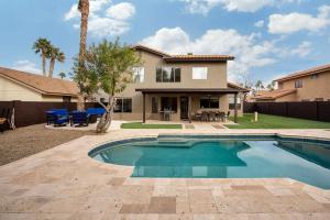 Sparkling Pool, Foosball, Fire Pit, Home Gym