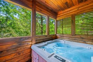 Family Retreat- Hot Tub- Pool Table- Fire Pit- BBQ Grill- Kids Zone- Arcade Games