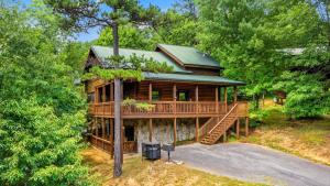 Family Retreat- Hot Tub- Pool Table- Fire Pit- BBQ Grill- Kids Zone- Arcade Games