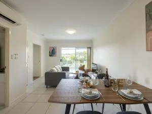 Walk to everything Modern 2Beds Apt with Easy Access - Loganlea