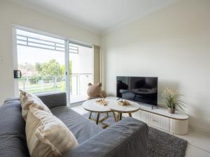 Walk to everything Modern 2Beds Apt with Easy Access