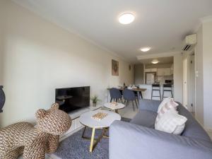 Walk to everything Modern 2Beds Apt with Easy Access