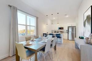 Spacious 5BR and 4BA Oasis with Pool - 15 Min to Disney