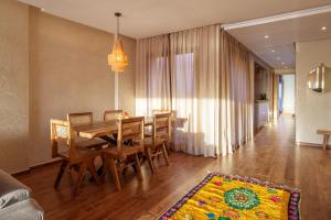 Spacious Luxury Apartment with Heated Pool Center