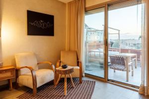 Spacious Luxury Apartment with Heated Pool Center