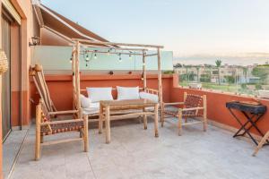 Spacious Luxury Apartment with Heated Pool Center