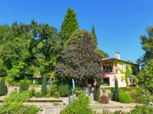 Luxury farmhouse with pool on a 300 hectare wine estate in rural Provence
