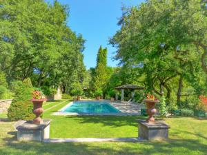 Luxury farmhouse with pool on a 300 hectare wine estate in rural Provence