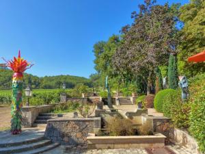 Luxury farmhouse with pool on a 300 hectare wine estate in rural Provence