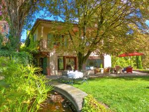 Luxury farmhouse with pool on a 300 hectare wine estate in rural Provence