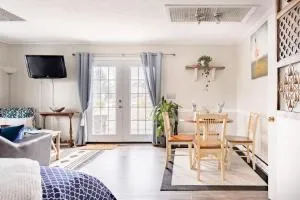 Walk to Main Street HVL cute cozy studio - Флэт-Рок