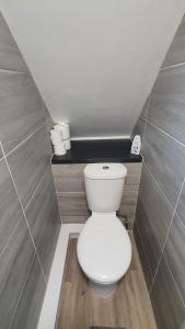 Highfield House - Parking, Private Bathroom, Serving Contractors, Santa Pod!!!!!