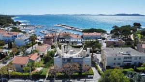 Le California - Port de Carqueiranne et plages