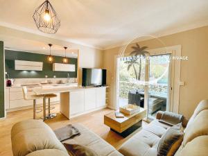 Le California - Port de Carqueiranne et plages