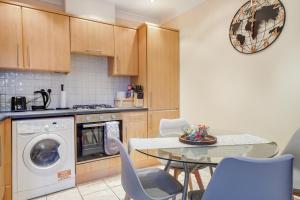 1 bed apartment City of London Whitechapel Close to Metro and Elizabeth Line