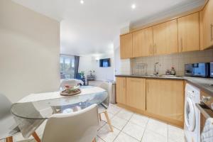 1 bed apartment City of London Whitechapel Close to Metro and Elizabeth Line