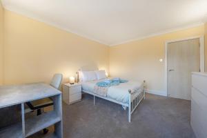 1 bed apartment City of London Whitechapel Close to Metro and Elizabeth Line