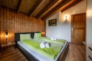 Half chalet with garden & balcony - 2 to Ski bus