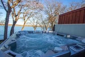 Lakehouse Retreat with Hot Tub - Cleburne